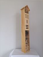 BSCI-zertifiziertes Hängendes Insektenhotel aus Holz, Bienenhabitat mit Dreiecksdach, Vogelfreundliche Beobachtungsbox für Draußen, Schmetterlingskäfig