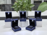 Boîte à bagues LED bleue en gros, boîte à bijoux LED bleu foncé avec logo personnalisé pour l'emballage de diamants