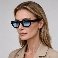 Lunettes de soleil de luxe tendance unisexe avec rivets décoratifs, monture carrée étroite minimaliste pour homme, nouvelle collection avec logo