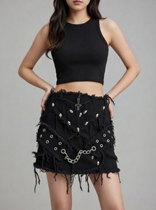 Minifalda de mezclilla negra desgastada de cintura alta para mujer Wangsheng <span class=keywords><strong>con</strong></span> cadena de diamantes de imitación, dije de cruz y ojales, estilo dulce, ropa de club - Product Image 6