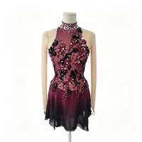Robe de patinage artistique rouge bordeaux en dentelle noire à col montant et dos ouvert, avec strass et dégradé, pour spectacle de danse sur glace