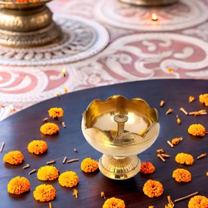 Lámpara de aceite de latón indio hecha a mano Puja Diya-Golden para Diwali Pooja Akhand Artículo Diya Pooja Propósito () - Product Image 2