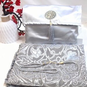 Alfombra de oración arqueada con borde floral de seda suave, con bolsa de transporte y base antideslizante, regalo islámico para Ramadán. - Product Image 1