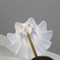 Lampe de table de bureau LED moderne QT250110, style moderne, contrôle tactile en métal, gradation avec abat-jour en forme de fleur pour la décoration de la chambre à coucher