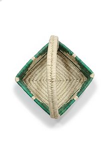 Cesta de hierba tejida a mano con ribete festivo y asa, verde y beige, ecológica y elegante para almacenamiento. - Product Image 1