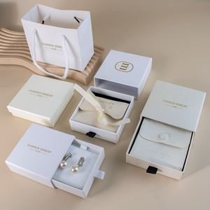 Set <span class=keywords><strong>di</strong></span> imballaggi <span class=keywords><strong>di</strong></span> gioielli <span class=keywords><strong>di</strong></span> <span class=keywords><strong>lusso</strong></span> Logo personalizzato in microfibra custodia con inserto tampone per pulire la scatola del cassetto <span class=keywords><strong>di</strong></span> carta per gioielli - Product Image 5