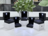 Boîte à bagues LED de haute qualité, boîte à bijoux LED noire, boîte à bagues LED de luxe - Personnalisez votre logo