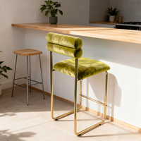 Tabouret de bar moderne à hauteur de comptoir en velours vert avec cadre en métal doré et repose-pieds