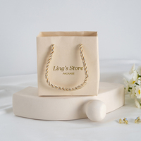 Sacs cadeaux en papier de luxe beiges modernes et portables de 11*6*12 cm avec poignées en corde, emballage cadeau pour bijoux