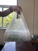 Sacs de courses en plastique HDPE jetables type T-shirt avec poignées pour l'emballage alimentaire et options de logo personnalisé