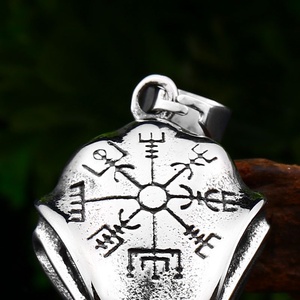 Collar con Colgante Yunnique de Acero Inoxidable, Calavera de Cuervo, Brújula Vikinga Vegvisir Grabada, Estilo Vintage, Hipoalergénico y Duradero - Product Image 3