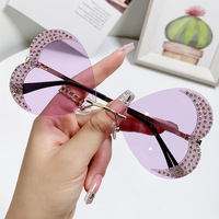 Amour coeur en forme de diamant sans cadre lunettes De soleil femmes 2025 doux papillon conception lunettes fête lunettes De soleil en plein air Oculos De Sol