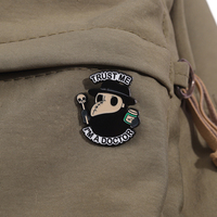 Épinglette en émail « Faites-moi confiance, je suis un médecin » avec corbeau gothique, broche en métal, badge de revers, bijoux, accessoires pour sac à dos, vente en gros