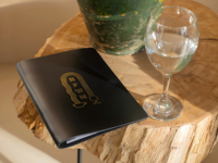 Porte-menu vintage personnalisé A5 de haute qualité en similicuir gaufré avec porte-logo estampé or pour restaurant et bar