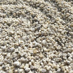 Gravier blanc en pierre naturelle 3mm-5mm Sac de 20kg pour applications de jardinage Aggloméré de pierre concassée avec des caractéristiques de drainage et de durabilité - Product Image 1
