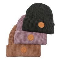Bonnet en tricot gaufré 100% acrylique, bonnet chaud pour l'automne et l'hiver avec logo en cuir embossé personnalisé