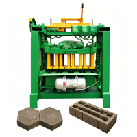 Machine à blocs de béton économique et fonctionnelle pour la fabrication de briques destinées à la construction de maisons rurales