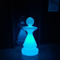Juego de Piezas de Ajedrez Gigantes de Resina con Iluminación LED Contemporáneo, Lámpara de Pie con Rey, Caballero, Bispo, Peón y Torre que Brillan con Luz LED