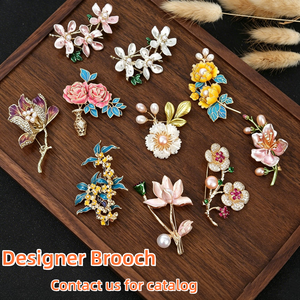 Kadınlar İçin Lüks Marka Logolu İğneler, Metal Rhinestone Takılar, Özel Tasarım Elmas Bling Broşlar, Montlar ve Takımlar İçin - Product Image 2