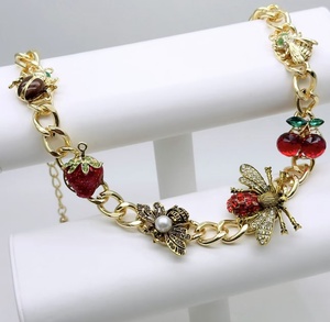 Squisita <span class=keywords><strong>Collana</strong></span> <span class=keywords><strong>con</strong></span> Ciondolo a Forma di Insetto e Frutta in Stile Retrò, <span class=keywords><strong>con</strong></span> Catena Placcata in Oro 18k, Set di Gioielli per Donne - Product Image 2