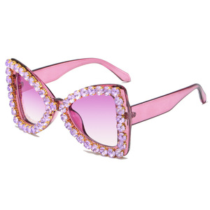 Lunettes de soleil vintage transparentes avec monture œil de chat, ornées de cristaux dorés et de verres teintés marron dégradé - Product Image 4