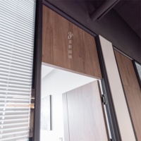 Cloison de bureau modulaire en verre au design moderne, cloison de séparation de bureau à double vitrage, mobilier avec matériaux en bois et aluminium