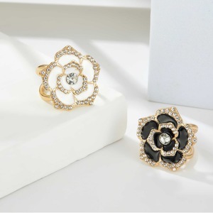 Anillo con hebilla de flor, incrustaciones de diamantes de imitación en blanco y negro, banda ajustable para mujer, accesorio de joyería de moda - Product Image 1