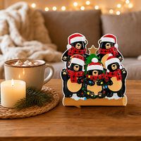 Figurinha de Natal em Resina Família de Urso Preto com Chapéu de Papai Noel, Cachecol Xadrez, Luzes e Base de Madeira, Estilo Moderno de Alta Qualidade para Pendurar