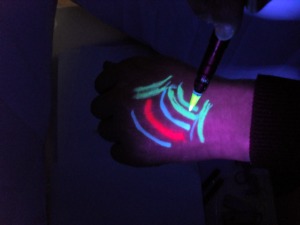 Pennarelli Neri Permanenti con Messaggio Segreto in 3 Colori, Penne Magiche con Inchiostro Invisibile che Scompare alla Luce UV <span class=keywords><strong>per</strong></span> Disegno - Product Image 6