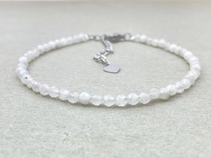 Pulsera de Piedra Lunar Arcoíris, Joyería Delicada con Piedras Preciosas, Cuentas Microfacetadas, Pulsera de Cristal, Joyería Minimalista, Pequeñas Piedras Preciosas - Product Image 4