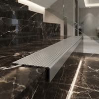Profil d'angle moderne antidérapant en alliage d'aluminium argenté durable pour nez de marche intérieur/extérieur