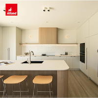 Meuble de cuisine Alland moderne et minimaliste, personnalisé, en panneaux mats couleur crème, avec îlot en bois lamellé et chêne blanc