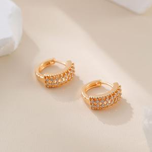 Boucles d'oreilles créoles luxueuses en cuivre vintage haut de gamme avec crochet d'oreille en cercle de luxe à la mode de conception unique de micro et de zircon pour les femmes - Product Image 3