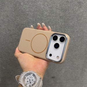 Funda Protectora Magnética Delgada con Textura de Fibra de Carbono para iPhone 17 Pro Max, Color Negro - Product Image 4