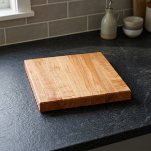 เขียงไม้เมเปิ้ลทรงสี่เหลี่ยม รุ่น B ขนาด 12"x12"x1.5" พร้อมขาตั้ง ดีไซน์สวยงาม สำหรับใช้ในครัว - Product Image 6