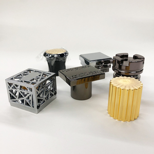 Capuchons de parfum personnalisés universels à découpe, couvercles carrés et rectangulaires OEM en métal Zamak argenté, décoratifs et lestés, 15 mm - Product Image 5