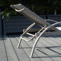 Chaise longue de piscine et de plage au design moderne, en aluminium, pliable, portable, en forme de S, avec dossier en maille