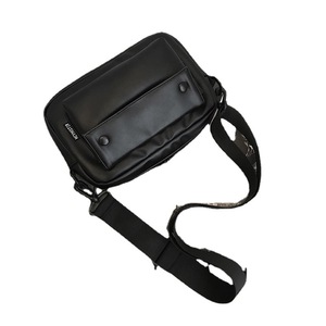 폴리에스터 안감과 지퍼 클로저가있는 남성용 세련된 방수 PU 크로스 바디 메신저 백 멋진 숄더 슬링 백 - Product Image 1