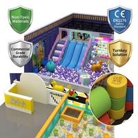 Equipo de juegos interior directo de fábrica, temática azul real y dorado, con piscina de arena, rejilla de escalada, tres toboganes, piscina de bolas interactiva