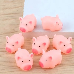 ของเล่นอาบน้ำรูปหมูสีชมพูสำหรับเด็กเล็ก - บีบได้ พ่นน้ำได้ ลอยน้ำได้ มีเสียงน่ารัก สนุกสนานในช่วงอาบน้ำ เหมาะสำหรับเล่นในงานเลี้ยงฉลองทารก - Product Image 5