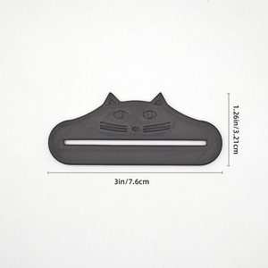 Dispenser per alimenti per animali domestici a forma di gatto, strumento di alimentazione in plastica da 3 pollici per uso interno - Product Image 1