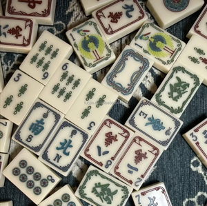 Juego de Mahjong Plegable de Lujo Moderno Personalizado con 160 Fichas Acrílicas Verdes Grabadas, Regalo de Navidad - Product Image 3