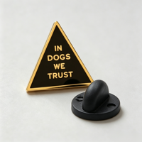 Broche en émail triangulaire personnalisée en usine avec la citation « We Trust Dogs », pour les amoureux des chiens, badge décoratif en métal pour les fans d'animaux, cadeau