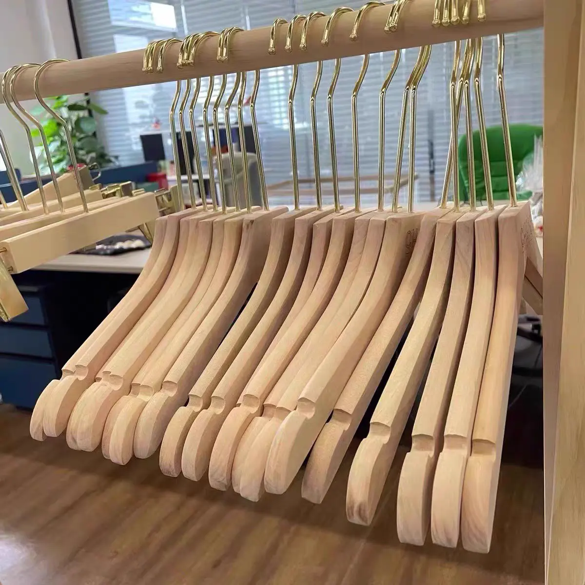 Kledinghangers In Boetiekkledingwinkels Houten Kleerhangers Dameskleerhangers