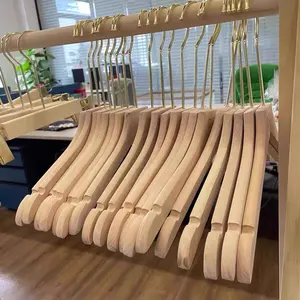 Kleiderbügel in Boutique-Bekleidungs geschäften Kleiderbügel aus Holz Kleiderbügel für Frauen