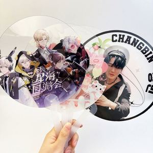 โรงงานขายส่งพัดพลาสติกใสกันน้ำพิมพ์โลโก้ KPOP สำหรับคอนเสิร์ตหรือของขวัญทางธุรกิจ - Product Image 1