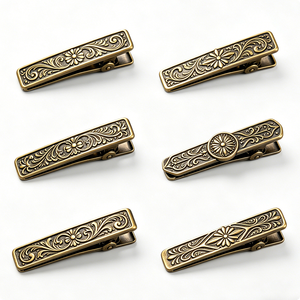 Ensemble de pince à cravate et de boutons de manchette en laiton gravé de motifs floraux vintage personnalisés pour accessoires formels masculins - Cadeau d'anniversaire - Product Image 6