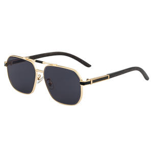 Nuevas gafas de sol con montura cuadrada para hombre, color negro, dorado, metal, plástico, protección UV400, patillas de imitación de madera, gafas de sol de clase 2 - Product Image 1