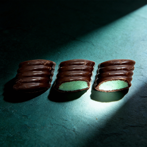 Chocolat noir fourré à la menthe, saveur rafraîchissante, beurre de cacao véritable, léger et non gras - Product Image 2