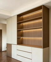 Armoire intégrée moderne pliable sur mesure avec bureau, étagères ouvertes LED, en noyer crème, armoire de rangement d'angle incurvée pour chambre d'appartement